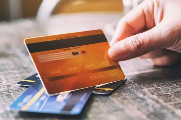 Benefits and Risks of Using a Credit Card